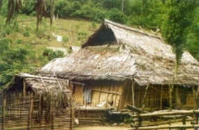 Người Ơ Đu ở nhà sàn có 4 mái lợp bằng nứa hay tranh. Người Ơ Đu ở nhà sàn có 4 mái lợp bằng nứa hay tranh.