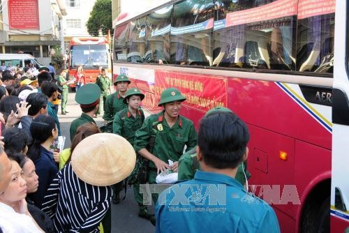 Các tân chiến sỹ tạm biệt người thân lên đường nhập ngũ tại điểm giao quân Quận Bình Thạnh Ảnh: An Hiếu - TTXVN