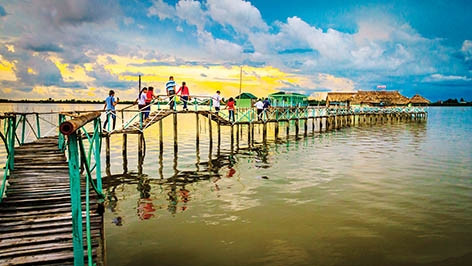 Du khách đến tham quan đầm Thị Tường. Ảnh: Lý Anh Lam