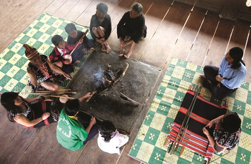 Nghệ nhân Bhling Agrun dạy các em nhỏ ở làng Tà Vàng thổi sáo