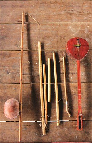 Một số nhạc cụ thuộc bộ hơi của người Cơ-tu ở Tây Giang Một số nhạc cụ thuộc bộ hơi của người Cơ-tu ở Tây Giang