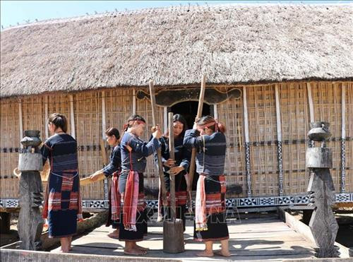 Truyền dạy văn hóa dân tộc cho thế hệ trẻ đang được người dân tộc thiểu số tại Gia Lai chú trọng. Ảnh: Hồng Điệp - TTXVN Việc bảo tồn giá trị văn hóa cồng chiêng sẽ kéo theo bảo tồn các giá trị văn hóa cộng đồng dân tộc thiểu số khác. Ảnh: Hồng Điệp - TTXVN Các đội cồng chiêng tại buôn làng thường xuyên tập luyện. Ảnh: Hồng Điệp - TTXVN Một đội diễn tấu cồng chiêng tại buôn làng dân tộc Bahnar huyện Kbang. Ảnh: Hồng Điệp - TTXVN Các vật dụng sinh hoạt của người dân được trưng bày trong nhà Rông văn hóa tại các làng. Ảnh: Hồng Điệp - TTXVN Truyền dạy văn hóa dân tộc cho thế hệ trẻ đang được người dân tộc thiểu số tại Gia Lai chú trọng. Ảnh: Hồng Điệp - TTXVN Việc bảo tồn giá trị văn hóa cồng chiêng sẽ kéo theo bảo tồn các giá trị văn hóa cộng đồng dân tộc thiểu số khác. Ảnh: Hồng Điệp - TTXVN Các đội cồng chiêng tại buôn làng thường xuyên tập luyện. Ảnh: Hồng Điệp - TTXVN Một đội diễn tấu cồng chiêng tại buôn làng dân tộc Bahnar huyện Kbang. Ảnh: Hồng Điệp - TTXVN Các vật dụng sinh hoạt của người dân được trưng bày trong nhà Rông văn hóa tại các làng. Ảnh: Hồng Điệp - TTXVN