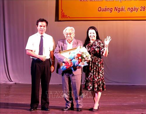 Trao tặng Bằng khen cho các nghệ sĩ đạt giải. Ảnh: Phước Ngọc - TTXVN Trao tặng Bằng khen cho các nghệ sĩ đạt giải. Ảnh: Phước Ngọc - TTXVN