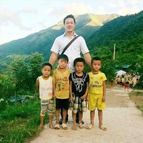 Ông Sùng A Thề, cán bộ văn hóa xã Nậm Manh, huyện Nậm Nhùn (Lai Châu) xuống bản vận động học sinh ra lớp sau kỳ nghỉ tết Nguyên đán 2019. Ảnh: Công Tuyên-TTXVN Ông Sùng A Thề, cán bộ văn hóa xã Nậm Manh, huyện Nậm Nhùn (Lai Châu) xuống bản vận động học sinh ra lớp sau kỳ nghỉ tết Nguyên đán 2019. Ảnh: Công Tuyên-TTXVN