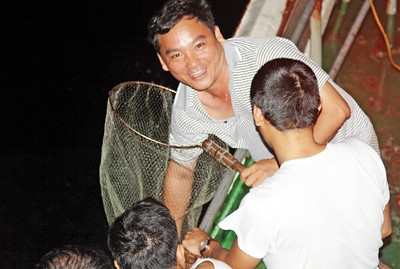 Câu cá đêm trên biển Trường Sa ảnh 5