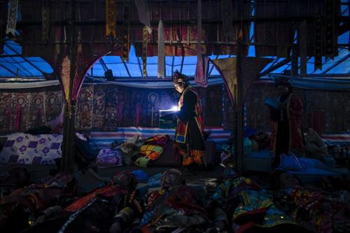 Một nghi thức chứa đựng tính linh thiêng của buổi lễ đó là “dẫn” các trò về âm... Sau khi làm lễ xong và xin âm dương thành công các thầy sẽ dắt các học trò vào nằm thẳng ngay ngắn rồi đặt một chiếc mặt nạ và một đôi đũa lên mặt. Các thầy đi 3 vòng quanh trò vừa đi vừa khấn đồng thời bỏ mặt nạ ra. Sau đó thầy cả đến chỗ nằm của từng học trò, ngậm 1 ngụm nước chè nhỏ rồi phun vào bụng, vỗ vào ngực rồi đỡ từng người dậy ngồi vào ghế. Ảnh: laodong.vn