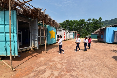 Các em đi học về nhà ở bán trú.