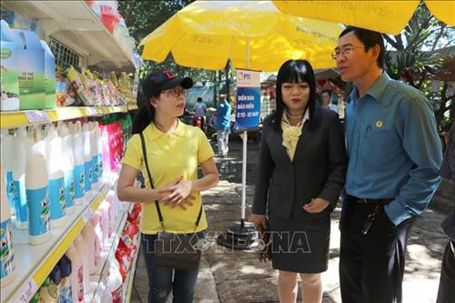 Đoàn viên công đoàn, người lao động tham gia phiên chợ. Ảnh: Hoài Nam – TTXVN. Đoàn viên công đoàn, người lao động tham gia phiên chợ. Ảnh: Hoài Nam – TTXVN.