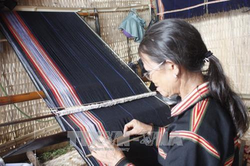 Phụ nữ Ja Rai trình diễn dệt thổ cẩm tại Lễ hội hoa Dã quỳ - Núi lửa Chư Đang Ya năm 2017. Ảnh: Hồng Điệp – TTXVN