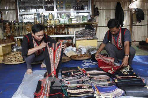 Quầy hàng bán trang phục truyền thống của dân tộc JaRai, Ba Na tại Lễ hội hoa Dã quỳ - Núi lửa Chư Đang Ya năm 2017. Ảnh: Hồng Điệp – TTXVN