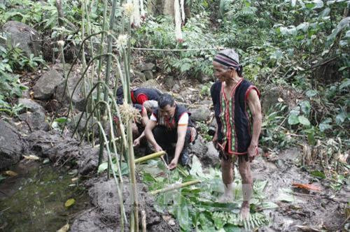 Phục dựng Lễ cúng máng nước của dân tộc Ja Rai tại Lễ hội hoa Dã quỳ - Núi lửa Chư Đang Ya năm 2017. Ảnh: Hồng Điệp – TTXVN