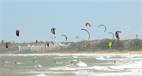 Du khách lướt ván diều ở Khu du lịch Hòn Rơm