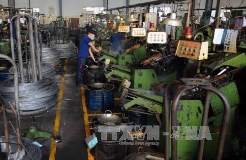 Dây chuyền sản xuất ốc vít tại nhà máy Công ty cổ phần sản xuất thương mại Vĩ Nam Việt (Khu công nghiệp Lê Minh Xuân, Huyện Bình Chánh, Thành phố Hồ Chí Minh). Ảnh: An Hiếu – TTXVN Dây chuyền sản xuất ốc vít tại nhà máy Công ty cổ phần sản xuất thương mại Vĩ Nam Việt (Khu công nghiệp Lê Minh Xuân, Huyện Bình Chánh, Thành phố Hồ Chí Minh). Ảnh: An Hiếu – TTXVN