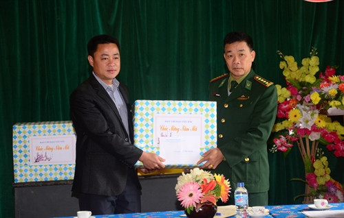 Phó Trưởng Ban Chỉ đạo Tây Bắc Nguyễn Cảnh Việt tặng quà người dân xã Sín Thầu, huyện Mường Nhé. Ảnh: Xuân Tư- TTXVN Phó Trưởng Ban Chỉ đạo Tây Bắc Nguyễn Cảnh Việt tặng quà người dân xã Sín Thầu, huyện Mường Nhé. Ảnh: Xuân Tư- TTXVN