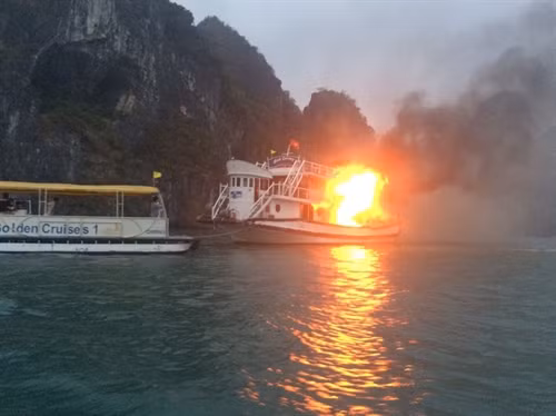 Tàu du lịch Ánh Dương QN 3598 bốc cháy dữ dội trê vịnh Hạ Long. Ảnh: Văn Đức- TTXVN