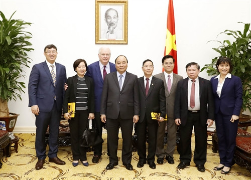Thủ tướng Nguyễn Xuân Phúc chụp ảnh chung với Giáo sư Thomas Vallely và các đại biểu. Ảnh:Thống Nhất-TTXVN