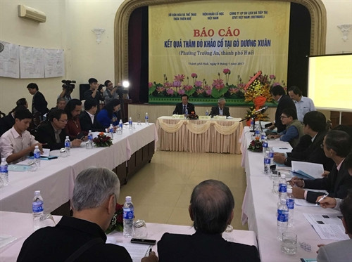 Quang cảnh buổi lễ công bố kết quả thăm dò khảo cổ học tìm dấu vết lăng mộ vua Quang Trung, địa điểm gò Dương Xuân. Ảnh: Quốc Việt – TTXVN