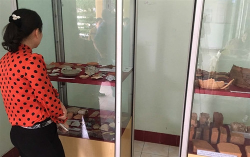 Các di vật thu được trưng bày tại buổi công bố. Ảnh: Quốc Việt - TTXVN