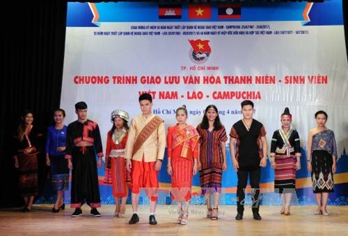 Trình diễn trang phục truyền thống Lào. Ảnh: An Hiếu - TTXVN.