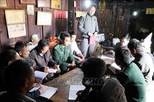 Cán bộ Biên phòng Đồn Vàng Ma Chải tham dự buổi họp Chi bộ bản Mồ Sì San, xã Mồ Sì San (Phong Thổ, Lai Châu). Ảnh: Công Tuyên - TTXVN Cán bộ Biên phòng Đồn Vàng Ma Chải tham dự buổi họp Chi bộ bản Mồ Sì San, xã Mồ Sì San (Phong Thổ, Lai Châu). Ảnh: Công Tuyên - TTXVN