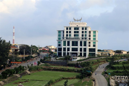 Khách sạn Mường Thanh đạt tiêu chuẩn 4 sao tại huyện đảo Lý Sơn phục vụ khách du lịch đến với huyện đảo, được khởi công xây dựng ngày 4/5/2013, hoàn thành ngày 16/12/2013.