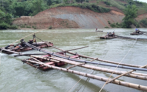 Sông Lô đoạn chạy qua địa bàn phường Quang Trung, dày đặc các bè, mảng khai thác cát trái phép. Sông Lô đoạn chạy qua địa bàn phường Quang Trung, dày đặc các bè, mảng khai thác cát trái phép.