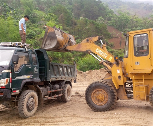 Bãi cát do Công ty TNHH Trường Thịnh vẫn có xe tải vào “ăn cát”, trái ngược hoàn toàn lời khẳng định không hoạt động của ông Giám đốc Ngô Xuân Thình. Bãi cát do Công ty TNHH Trường Thịnh vẫn có xe tải vào “ăn cát”, trái ngược hoàn toàn lời khẳng định không hoạt động của ông Giám đốc Ngô Xuân Thình.