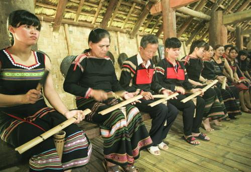 Diễn tấu chiêng tre sau nghi lễ.