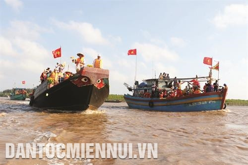 Các tàu cá đi từ đất liền ra cửa biển để rước Ông vào lăng tế lễ. Các tàu cá đi từ đất liền ra cửa biển để rước Ông vào lăng tế lễ.