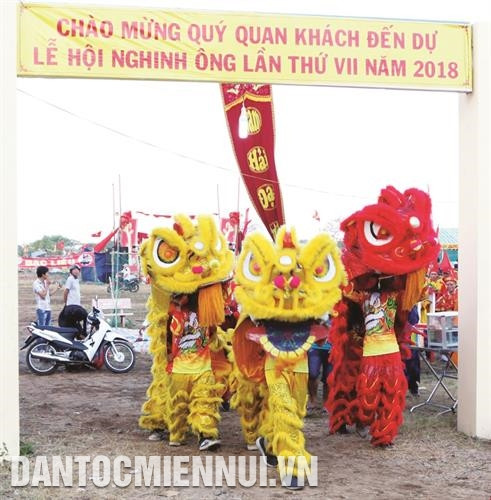 Múa lân rộn ràng giúp cho lễ hội trở nên náo nhiệt hơn. Múa lân rộn ràng giúp cho lễ hội trở nên náo nhiệt hơn.