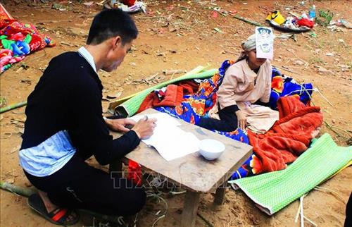 Cậu bé khi rơi xuống từ bồ đài sẽ được các thầy cúng làm lễ coi như vừa được sinh ra từ trong trứng. Ảnh: Phan Tuấn Anh - TTXVN Cậu bé khi rơi xuống từ bồ đài sẽ được các thầy cúng làm lễ coi như vừa được sinh ra từ trong trứng. Ảnh: Phan Tuấn Anh - TTXVN