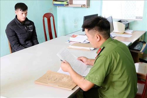 Công an huyện Sìn Hồ đang lấy lời khai của đối tượng mua bán trái phép ma túy. Ảnh: Công Tuyên-TTXVN Công an huyện Sìn Hồ đang lấy lời khai của đối tượng mua bán trái phép ma túy. Ảnh: Công Tuyên-TTXVN