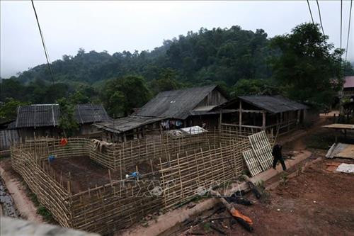 Trang phục của phụ nữa ngành Dao đỏ mang nhiều màu sắc. Ảnh: Phan Tuấn Anh – TTXVN Các già làng, trưởng họ dân tộc Dao đỏ ở bản Huổi Sâu, xã Pa Tần, huyện Nậm Pồ. Ảnh: Phan Tuấn Anh – TTXVN Một lớp học của con em đồng bào dân tộc Dao đỏ ở bản Huổi Sâu, xã Pa Tần, huyện Nậm Pồ. Ảnh: Phan Tuấn Anh – TTXVN Những phụ nữ Dao đỏ trong trang phục truyền thống. Ảnh: Phan Tuấn Anh – TTXVN Một góc bản làng của đồng bào Dao đỏ xã Huổi Sâu, huyện Nậm Pồ. Ảnh: Phan Tuấn Anh – TTXVN Cuộc sống thường ngày của đồng bào Dao đỏ. Ảnh: Phan Tuấn Anh – TTXVN Trang sức của dân tộc Dao, ngành Dao đỏ. Ảnh: Phan Tuấn Anh – TTXVN Trang phục của phụ nữa ngành Dao đỏ mang nhiều màu sắc. Ảnh: Phan Tuấn Anh – TTXVN Các già làng, trưởng họ dân tộc Dao đỏ ở bản Huổi Sâu, xã Pa Tần, huyện Nậm Pồ. Ảnh: Phan Tuấn Anh – TTXVN Một lớp học của con em đồng bào dân tộc Dao đỏ ở bản Huổi Sâu, xã Pa Tần, huyện Nậm Pồ. Ảnh: Phan Tuấn Anh – TTXVN Những phụ nữ Dao đỏ trong trang phục truyền thống. Ảnh: Phan Tuấn Anh – TTXVN Một góc bản làng của đồng bào Dao đỏ xã Huổi Sâu, huyện Nậm Pồ. Ảnh: Phan Tuấn Anh – TTXVN Cuộc sống thường ngày của đồng bào Dao đỏ. Ảnh: Phan Tuấn Anh – TTXVN Trang sức của dân tộc Dao, ngành Dao đỏ. Ảnh: Phan Tuấn Anh – TTXVN