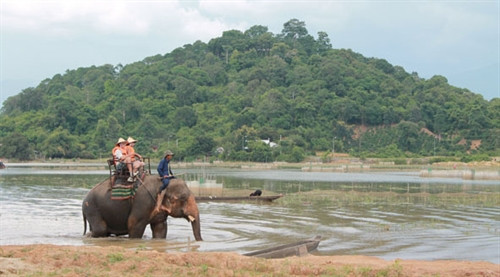 Hoạt động du lịch đưa khách đi tham quan trên hồ Lắk (huyện Lắk). Hoạt động du lịch đưa khách đi tham quan trên hồ Lắk (huyện Lắk).