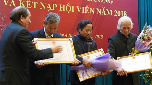 Chủ tịch Hội Nhà văn Việt Nam, nhà thơ Hữu Thỉnh, trao giải thưởng Hội Nhà văn Việt Nam năm 2017 cho các tác giả. Ảnh vanhien.vn