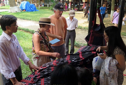 Du khách thích thú với sản phẩm dệt zèng