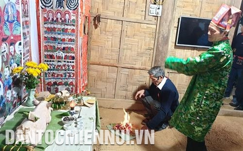 Thầy cúng rải gạo và hóa vàng mời Bàn Vương về chứng giám. Ảnh: Nam Sương Thầy cúng rải gạo và hóa vàng mời Bàn Vương về chứng giám. Ảnh: Nam Sương