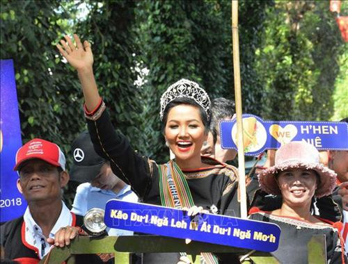 Hoa hậu H'Hen Niê, niềm kiêu hãnh của đại ngàn Tây Nguyên về thăm quê nhà tại buôn Sứt M’đưng, xã Cư Suê, huyện Cư M'gar (Đắk Lắk). Ảnh: Tuấn Anh – TTXVN Hoa hậu H'Hen Niê, niềm kiêu hãnh của đại ngàn Tây Nguyên về thăm quê nhà tại buôn Sứt M’đưng, xã Cư Suê, huyện Cư M'gar (Đắk Lắk). Ảnh: Tuấn Anh – TTXVN