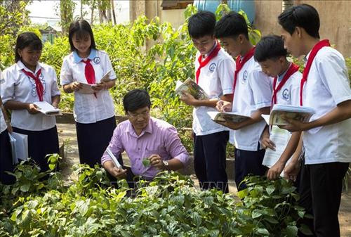 Tiết học ngoại khóa môn Sinh học của học sinh trường Phổ thông Dân tộc Nội trú Hà Tiên. Ảnh: Hồng Đạt - TTXVN Tiết học ngoại khóa môn Sinh học của học sinh trường Phổ thông Dân tộc Nội trú Hà Tiên. Ảnh: Hồng Đạt - TTXVN