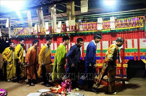 Đàn lễ để tổ chức lễ Tủ Cải. Ảnh: Phan Tuấn Anh - TTXVN Các thầy cúng trong lễ Tủ Cải của đồng bào Dao Quần chẹt. Ảnh: Phan Tuấn Anh - TTXVN Hai cậu bé được gia đình làm lễ Tủ Cải. Ảnh: Phan Tuấn Anh - TTXVN Các cậu bé đứng trên bồ đài trước khi rơi xuống để làm lễ. Ảnh: Phan Tuấn Anh - TTXVN Đàn lễ để tổ chức lễ Tủ Cải. Ảnh: Phan Tuấn Anh - TTXVN Các thầy cúng trong lễ Tủ Cải của đồng bào Dao Quần chẹt. Ảnh: Phan Tuấn Anh - TTXVN Hai cậu bé được gia đình làm lễ Tủ Cải. Ảnh: Phan Tuấn Anh - TTXVN Các cậu bé đứng trên bồ đài trước khi rơi xuống để làm lễ. Ảnh: Phan Tuấn Anh - TTXVN