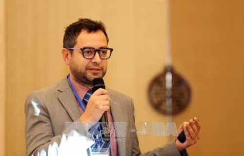 Ông Nuno Cunha, Chuyên gia cao cấp về An sinh xã hội của ILO phát biểu tại Hội thảo. Ảnh: Anh Tuấn – TTXVN