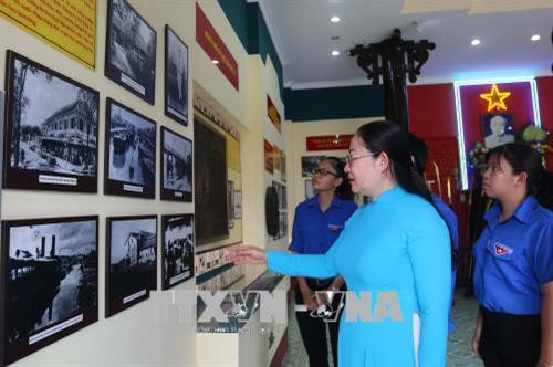 Bà Trần Thị Thu Trang, Trưởng Phòng Văn hóa - Thông tin quận 8 giới thiệu với đoàn viên thanh niên về cuộc đời sự nghiệp của Chủ tịch Tôn Đức Thắng tại Nhà tưởng niệm Bác Tôn trong khuôn viên Đình Bình Đông. Ảnh: Thanh Vũ-TTXVN Bà Trần Thị Thu Trang, Trưởng Phòng Văn hóa - Thông tin quận 8 giới thiệu với đoàn viên thanh niên về cuộc đời sự nghiệp của Chủ tịch Tôn Đức Thắng tại Nhà tưởng niệm Bác Tôn trong khuôn viên Đình Bình Đông. Ảnh: Thanh Vũ-TTXVN