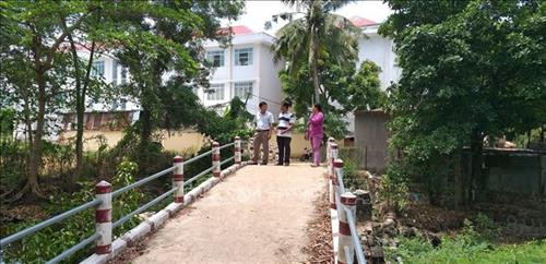 Ông Nguyễn Ngọc Sơn (giữa) cùng đại diện chính quyền địa phương trên cây cầu bê tông mới được xây dựng. Ảnh: Lê Xuân-TTXVN Ông Nguyễn Ngọc Sơn (giữa) cùng đại diện chính quyền địa phương trên cây cầu bê tông mới được xây dựng. Ảnh: Lê Xuân-TTXVN