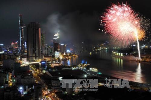 Màn pháo hoa tầm cao tại khu vực đầu đường hầm sông Sài Gòn hướng về trung tâm Quận 1, Thành phố Hồ Chí Minh. Ảnh: An Hiếu - TTXVN