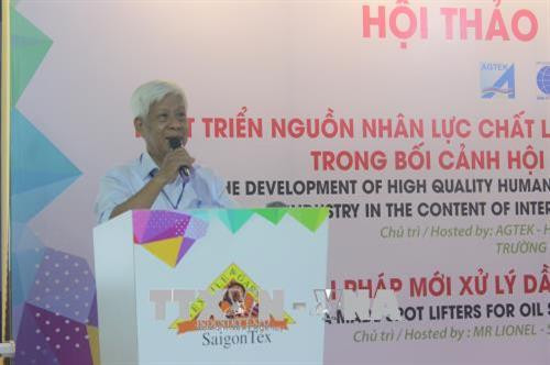 Ông Phạm Xuân Hồng, Chủ tịch Hội dệt may thêu đan Thành phố Hồ Chí Minh phát biểu tại hội thảo. Ảnh: Xuân Anh - TTXVN Ông Phạm Xuân Hồng, Chủ tịch Hội dệt may thêu đan Thành phố Hồ Chí Minh phát biểu tại hội thảo. Ảnh: Xuân Anh - TTXVN