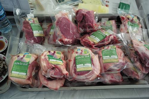 Trưng bày, giới thiệu sản phẩm nông, lâm, thủy sản an toàn bên lề diễn đàn. Trong ảnh: Lợn ốc quế - thực phẩm sạch được sản xuất ở Ba Vì (Hà Nội). Bánh chưng Vĩnh Thịnh - một sản phẩm nổi tiếng của ngành nông nghiệp tỉnh Thái Nguyên được giới thiệu bên lề diễn đàn. Bánh đa que - quà quê cổ truyền thống, dư vị tuổi thơ.