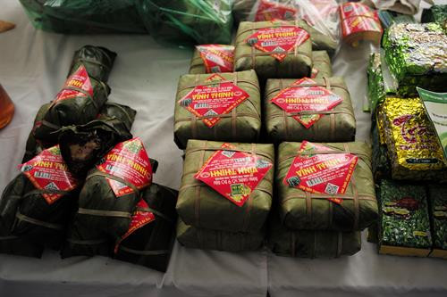 Trưng bày, giới thiệu sản phẩm nông, lâm, thủy sản an toàn bên lề diễn đàn. Trong ảnh: Lợn ốc quế - thực phẩm sạch được sản xuất ở Ba Vì (Hà Nội). Bánh chưng Vĩnh Thịnh - một sản phẩm nổi tiếng của ngành nông nghiệp tỉnh Thái Nguyên được giới thiệu bên lề diễn đàn. Bánh đa que - quà quê cổ truyền thống, dư vị tuổi thơ.