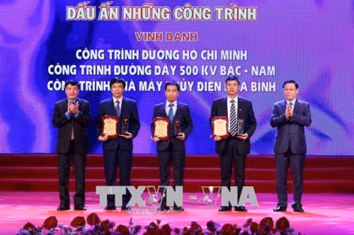 Phó Thủ tướng Vương Đình Huệ (ngoài cùng bên phải) và Chủ tịch Tổng Liên đoàn Lao động Việt Nam Bùi Văn Cường trao biểu trưng vinh danh cho đại diện các công trình tiêu biểu của đất nước. Ảnh: Dương Giang- TTXVN