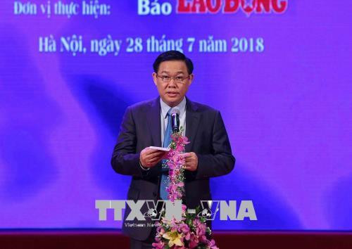 Phát biểu tại Chương trình, Phó Thủ tướng Chính phủ Vương Đình Huệ biểu dương những cống hiến vô cùng to lớn của tập thể những người đã xây dựng nên các công trình để lại dấu ấn trong quá trình phát triển đất nước từ giai đoạn đổi mới đến nay. Ảnh: Dương Giang- TTXVN Phát biểu tại Chương trình, Phó Thủ tướng Chính phủ Vương Đình Huệ biểu dương những cống hiến vô cùng to lớn của tập thể những người đã xây dựng nên các công trình để lại dấu ấn trong quá trình phát triển đất nước từ giai đoạn đổi mới đến nay. Ảnh: Dương Giang- TTXVN