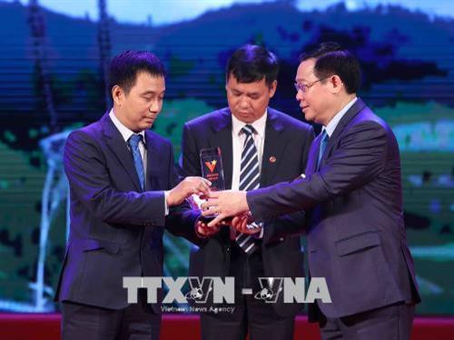 Phó Thủ tướng Vương Đình Huệ (ngoài cùng bên phải) trao biểu trưng vinh danh cho đại diện công trình "Đường dây 500KV Bắc Nam" . Ảnh: Dương Giang- TTXVN Phó Thủ tướng Vương Đình Huệ (ngoài cùng bên phải) trao biểu trưng vinh danh cho đại diện công trình "Đường dây 500KV Bắc Nam" . Ảnh: Dương Giang- TTXVN